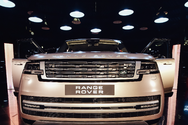 Noul Range Rover e oficial în România, iar primele 100 de unitățI au fost deja comandate