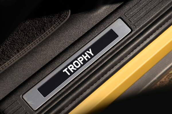 def_26my_trophy_edition_yellow_-6-.jpg