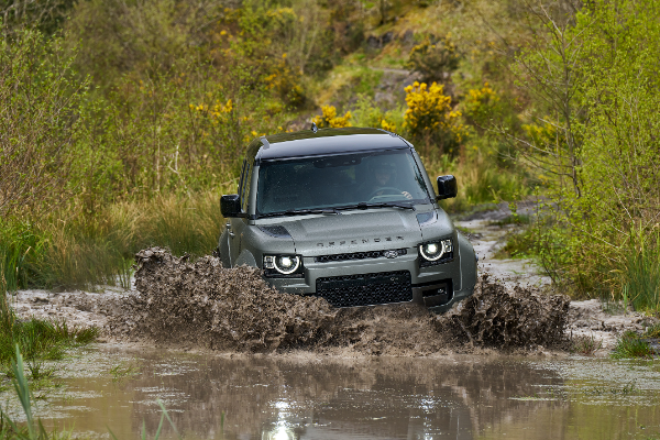 DEFENDER OCTA: NOUL MAESTRU AL PERFORMANȚELOR EXTREME ATÂT PE ȘOSEA, CÂT ȘI PE TEREN ACCIDENTAT