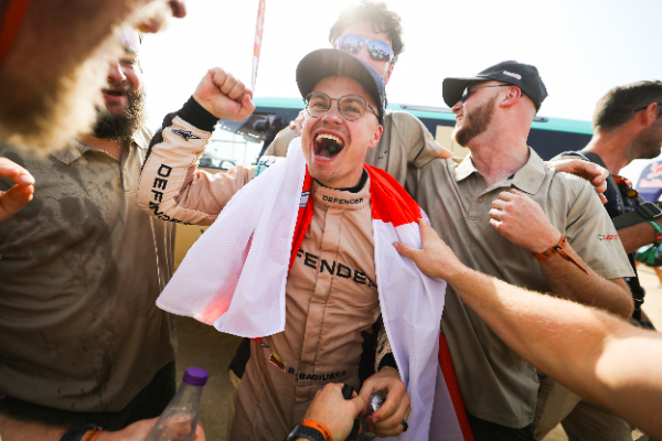 DEFENDER RALLY SCRIE ISTORIE CU O VICTORIE LA DEBUTUL  ÎN COMPETIȚIA DAKAR