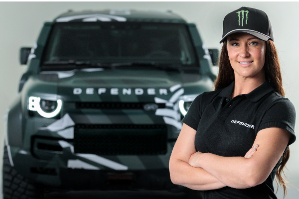 SARA PRICE, CÂȘTIGĂTOAREA UNEI ETAPE DIN RALIUL DAKAR, VA CONCURA ALĂTURI DE DEFENDER ÎN 2026