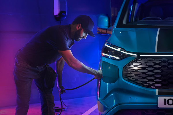 Descoperă diferențele dintre Plug-In Hybrid (PHEV) și Full Electric (BEV) la vehiculele comerciale Ford