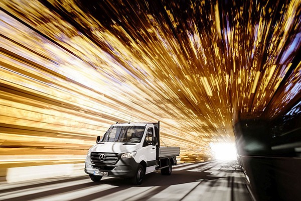 Mercedes-Benz prezinta a treia generatie Sprinter.677