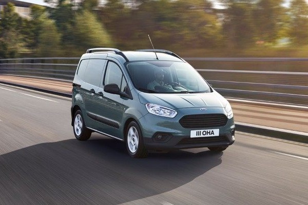 Oferta pers. juridice: Ford Transit Courier Van– Rata lunara de 156 Euro si dobanda 0%