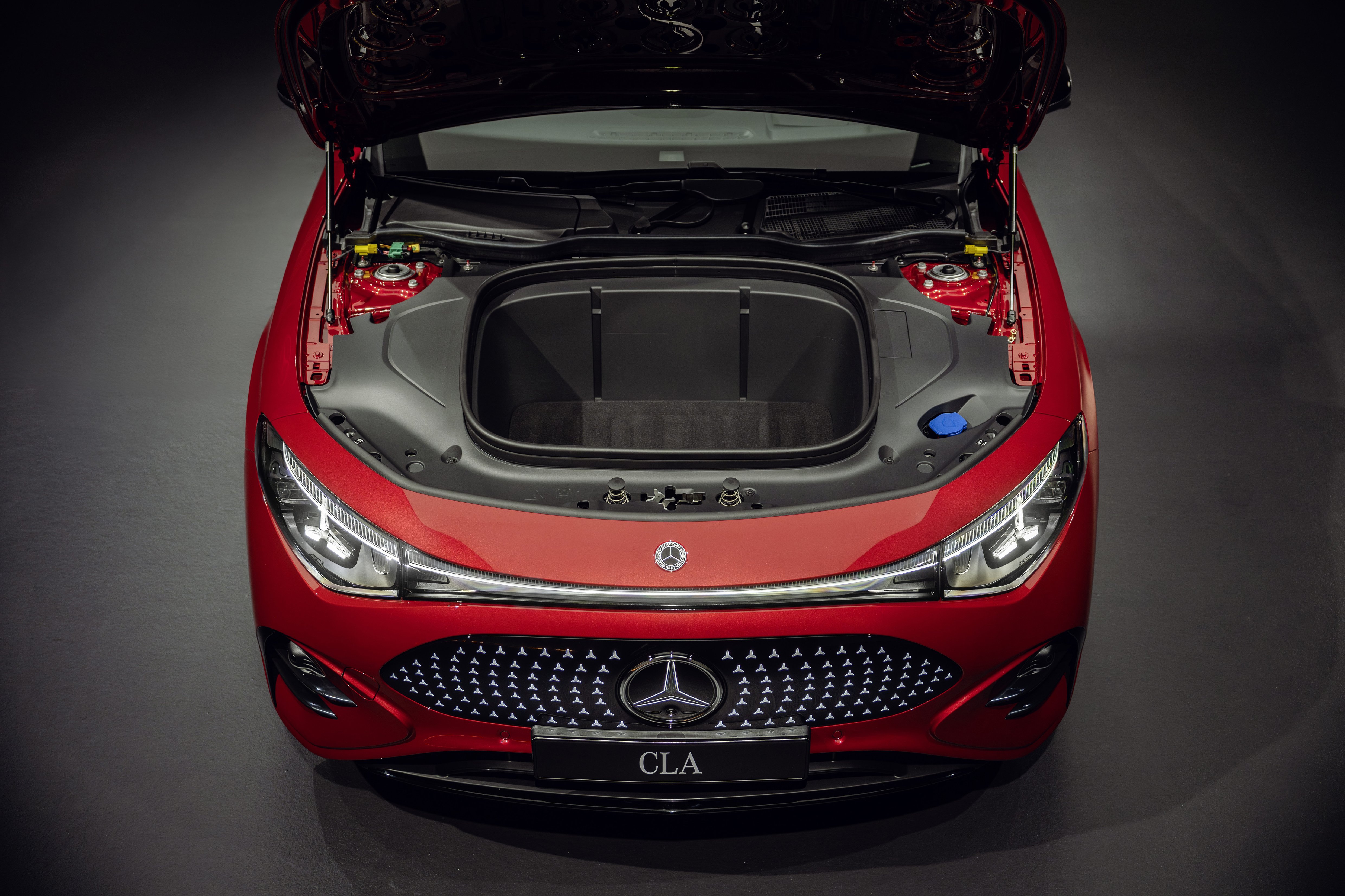 Noul Mercedes-Benz CLA electric &mdash; frunk deschis, spațiu de 101 litri sub capota față