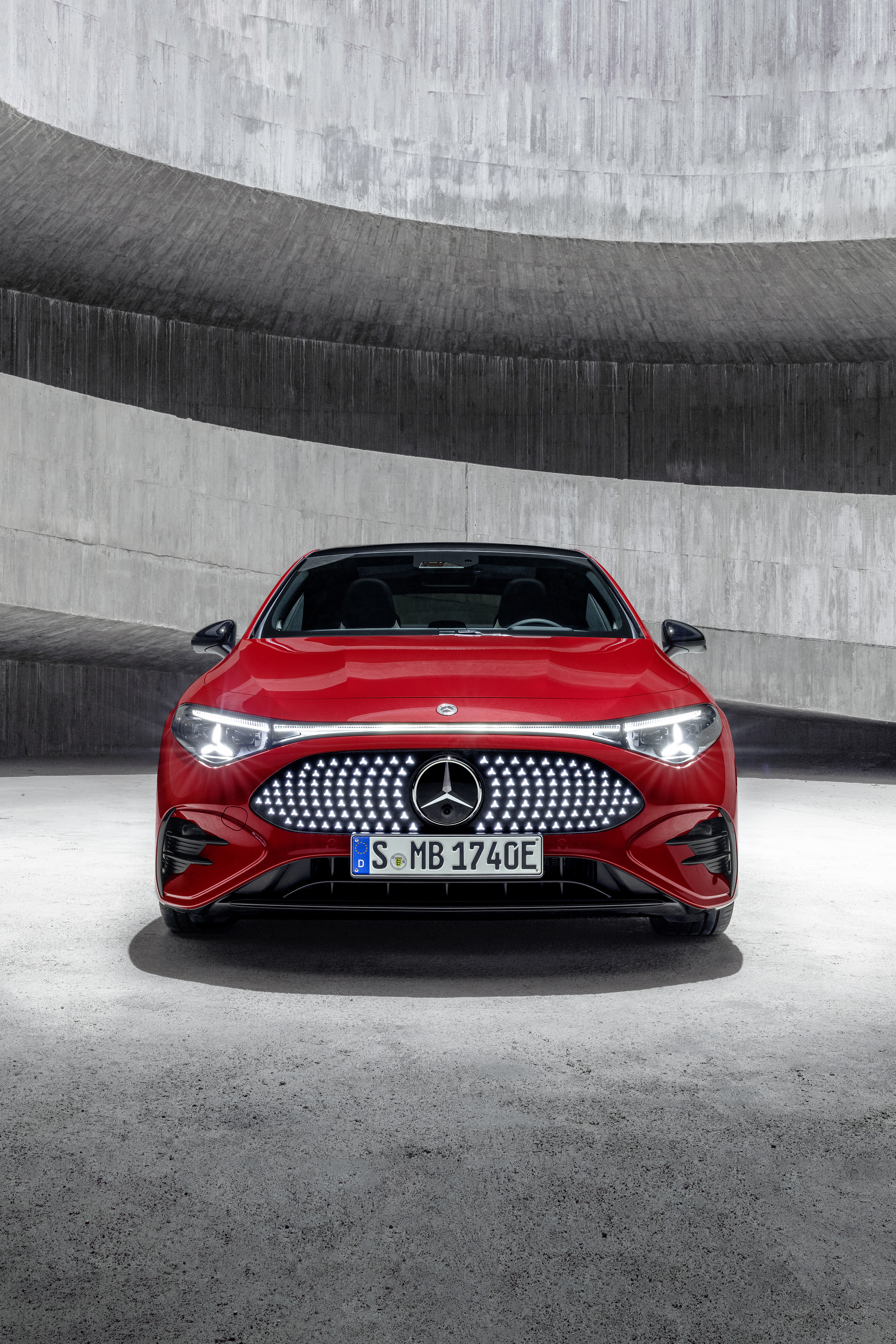 Noul Mercedes-Benz CLA electric roșu &mdash; față directă, grilă cu 142 stele LED iluminate