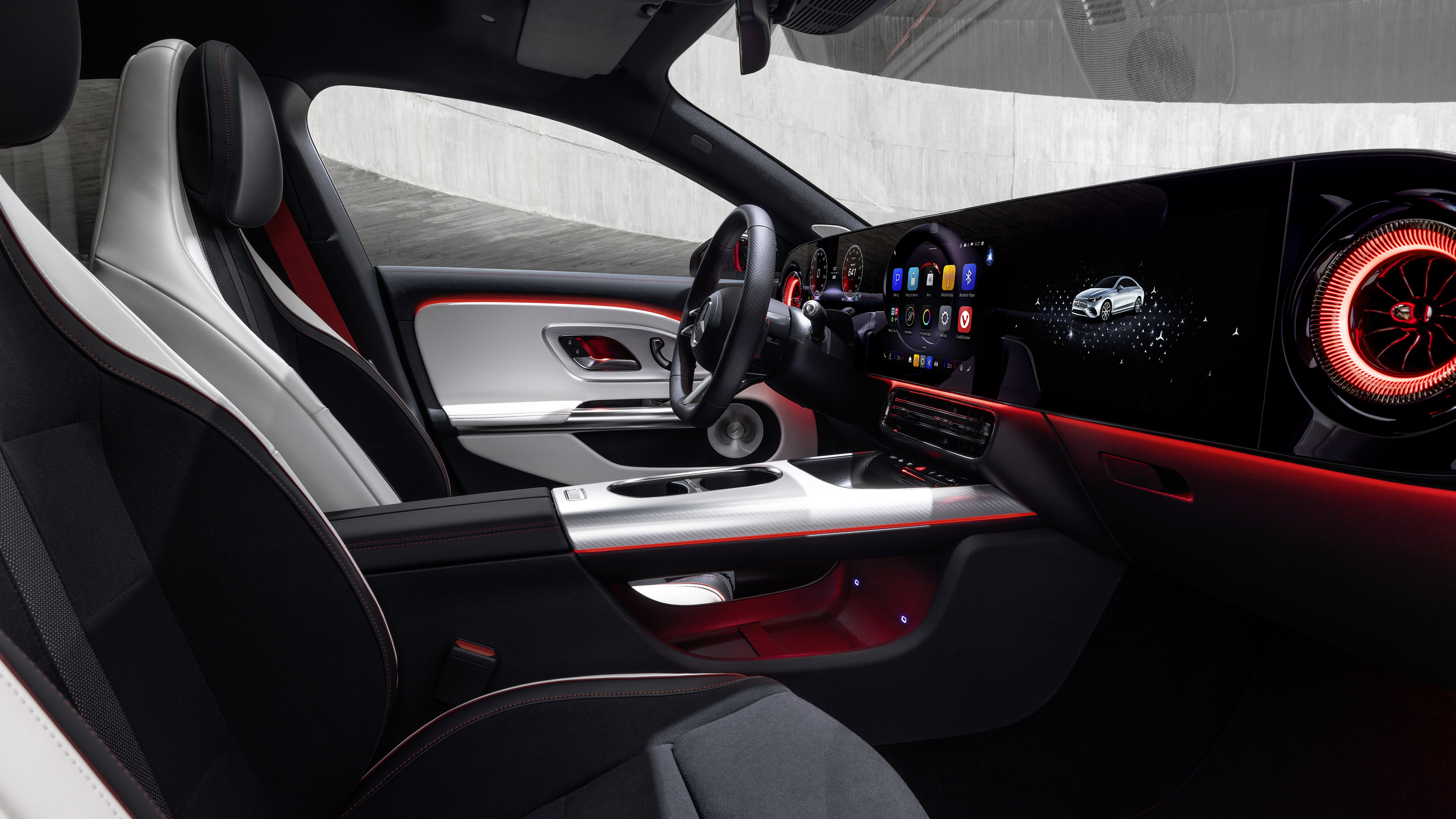 Interior noul Mercedes-Benz CLA &mdash; MBUX Superscreen cu trei ecrane, ambient lighting roșu