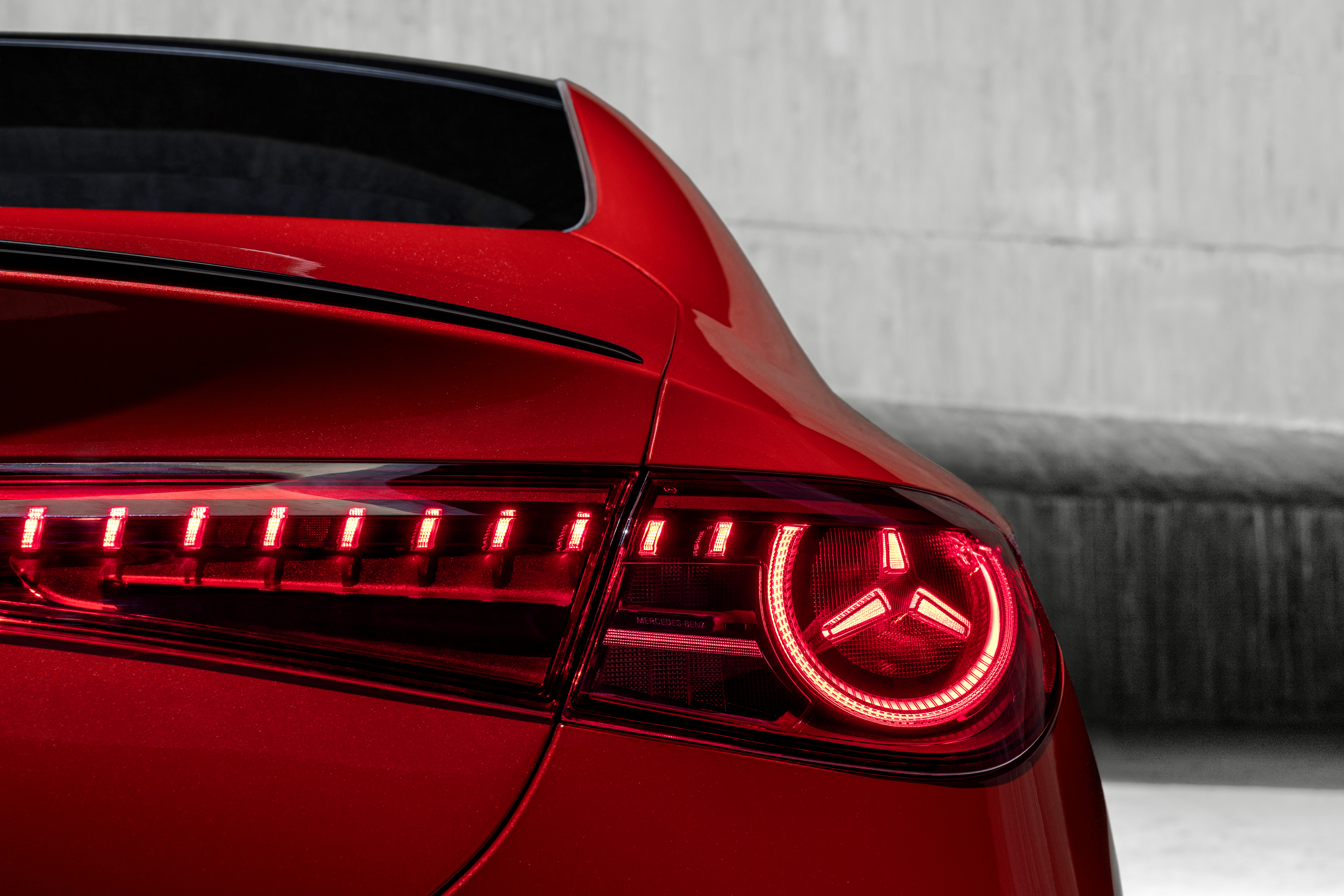 Noul Mercedes-Benz CLA bloc optic spate &mdash; design inspirat de steaua Mercedes, roșu