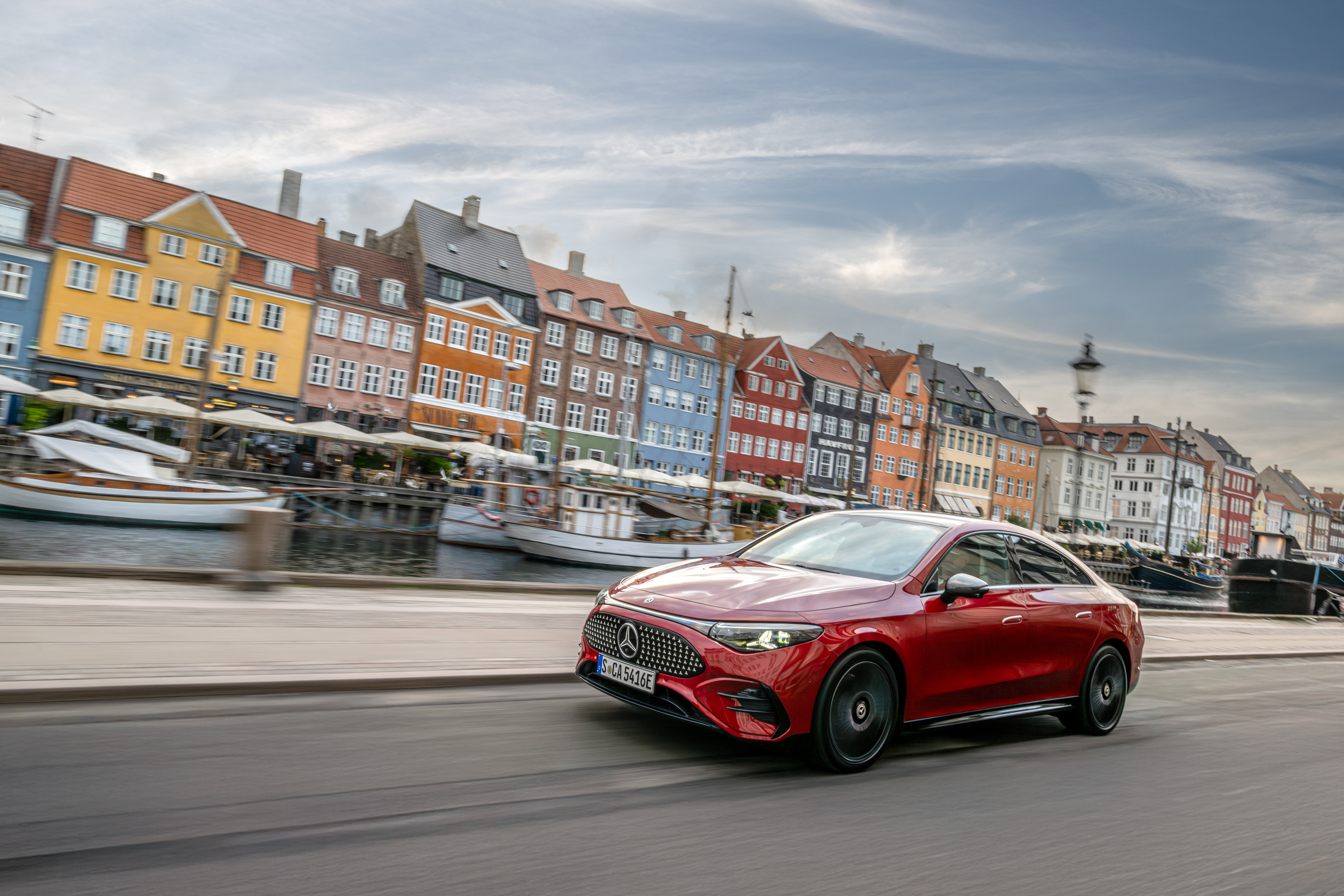 Noul Mercedes-Benz CLA electric roșu &mdash; &icirc;n mișcare la Nyhavn, Copenhaga