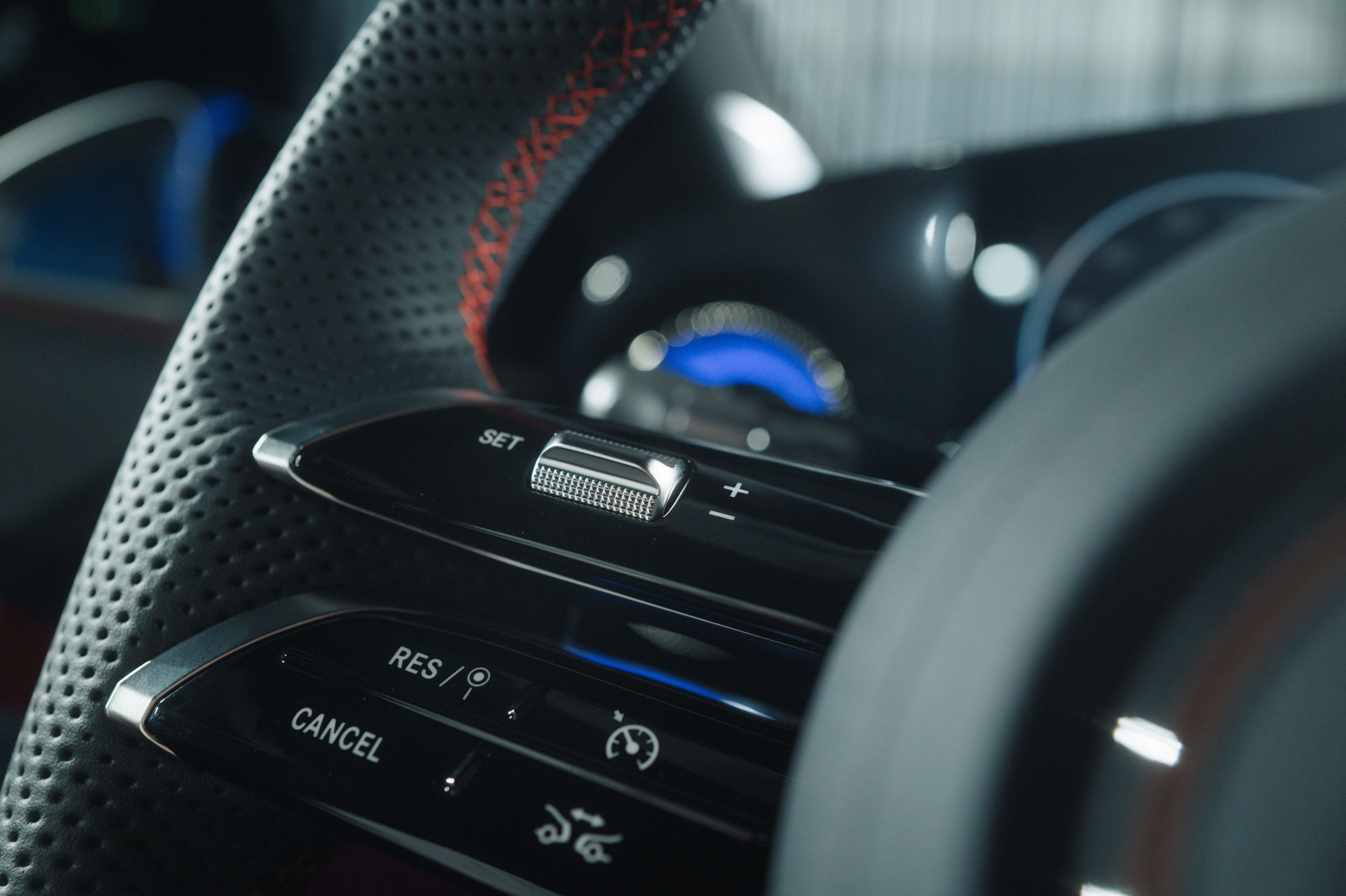 Volanul noului Mercedes-Benz CLA &mdash; butoane fizice roller și rocker DISTRONIC