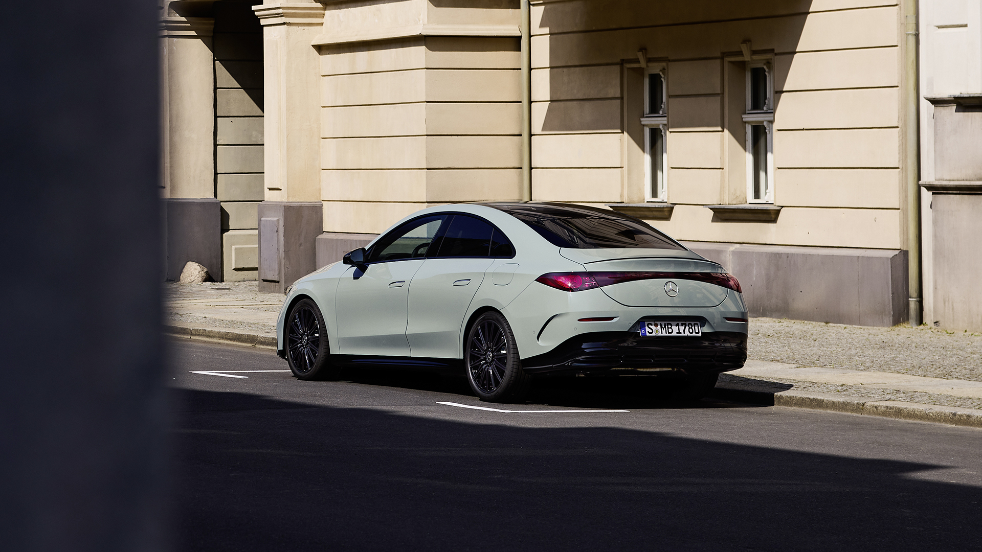 Noul Mercedes-Benz CLA hybrid Aquamint &mdash; spate 3/4, urban