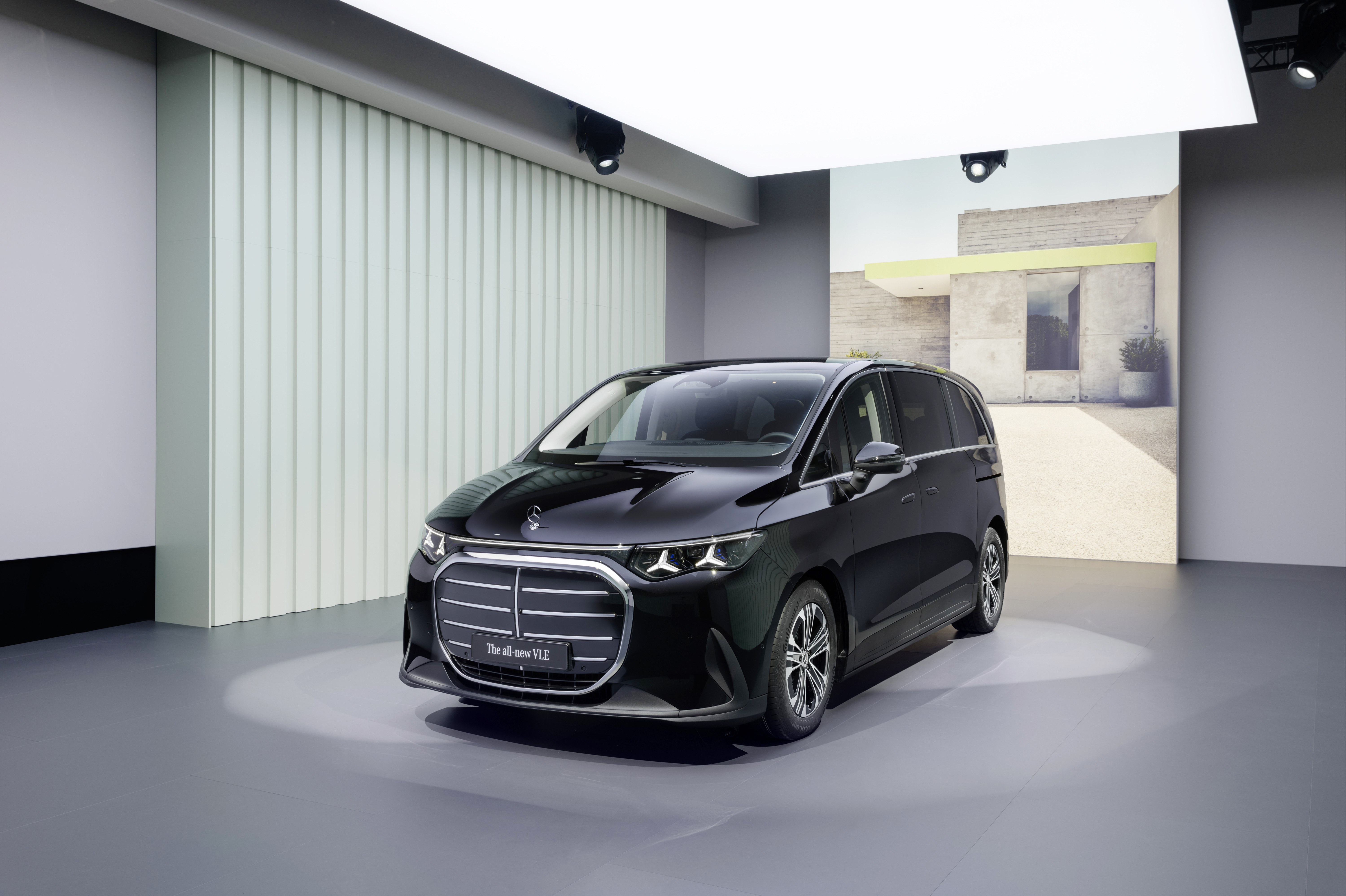 Mercedes-Benz VLE impresionează printr-o siluetă fluidă, aerodinamică și o identitate vizuală complet nouă.