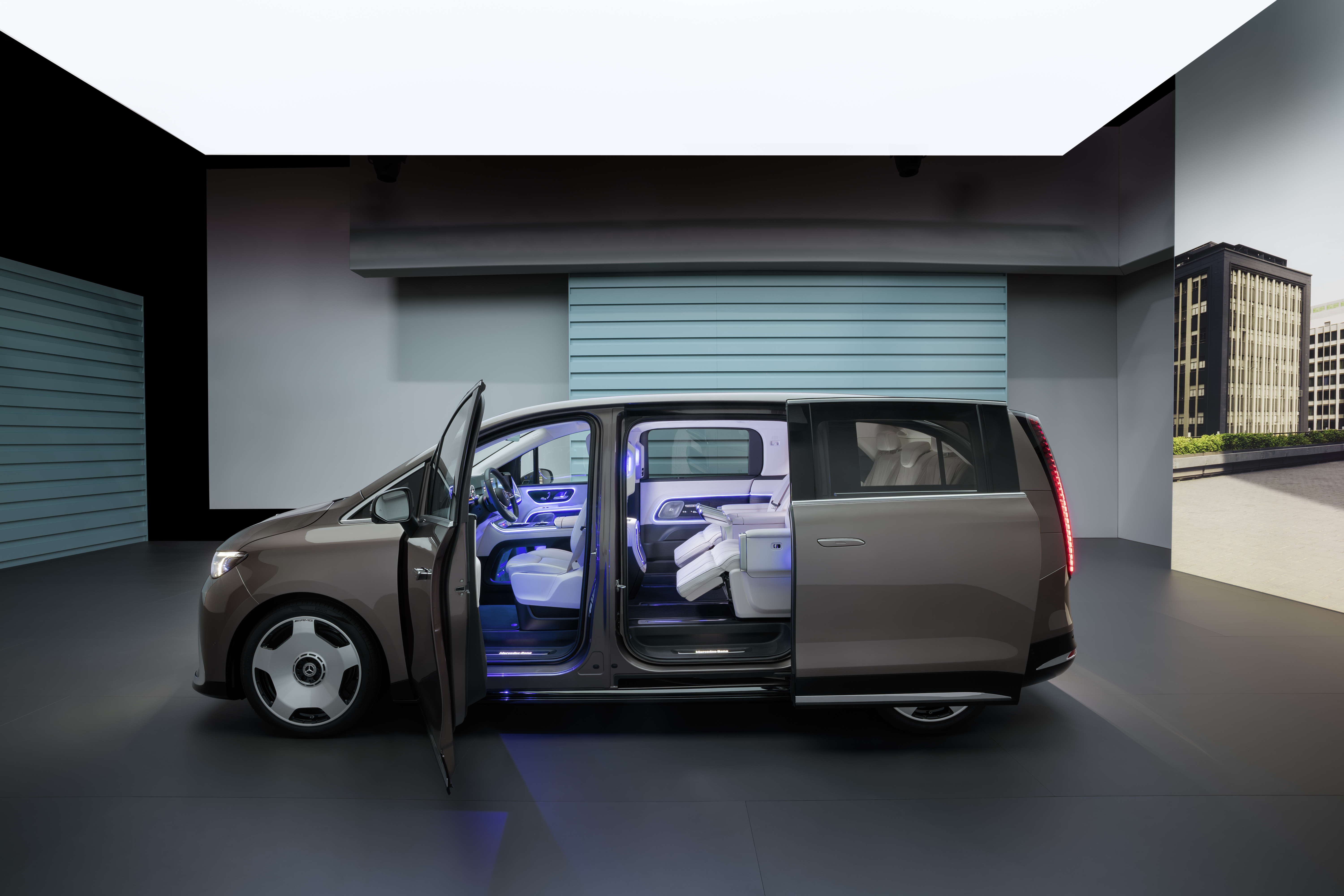 Ușile glisante electrice și configurațiile flexibile ale interiorului pun &icirc;n valoare caracterul practic al noului VLE.