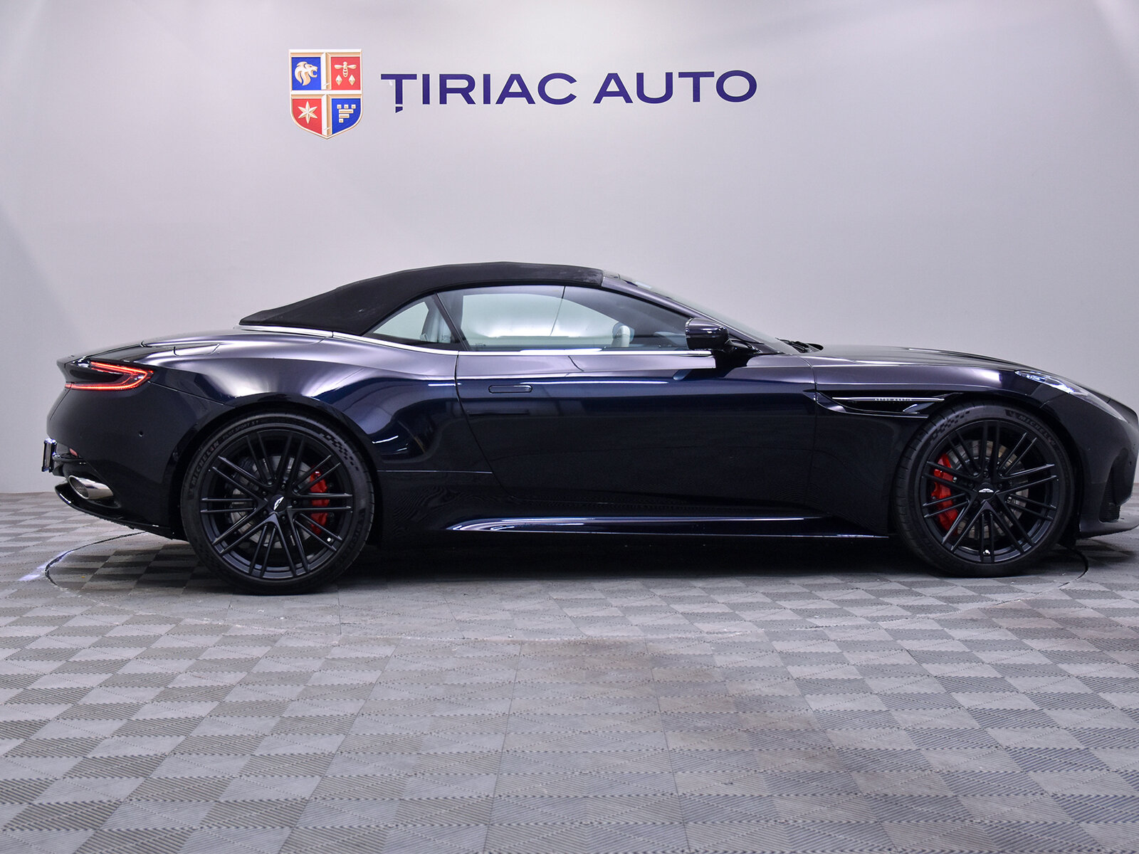 ASTON MARTIN DB 12 STEERING WHEEL