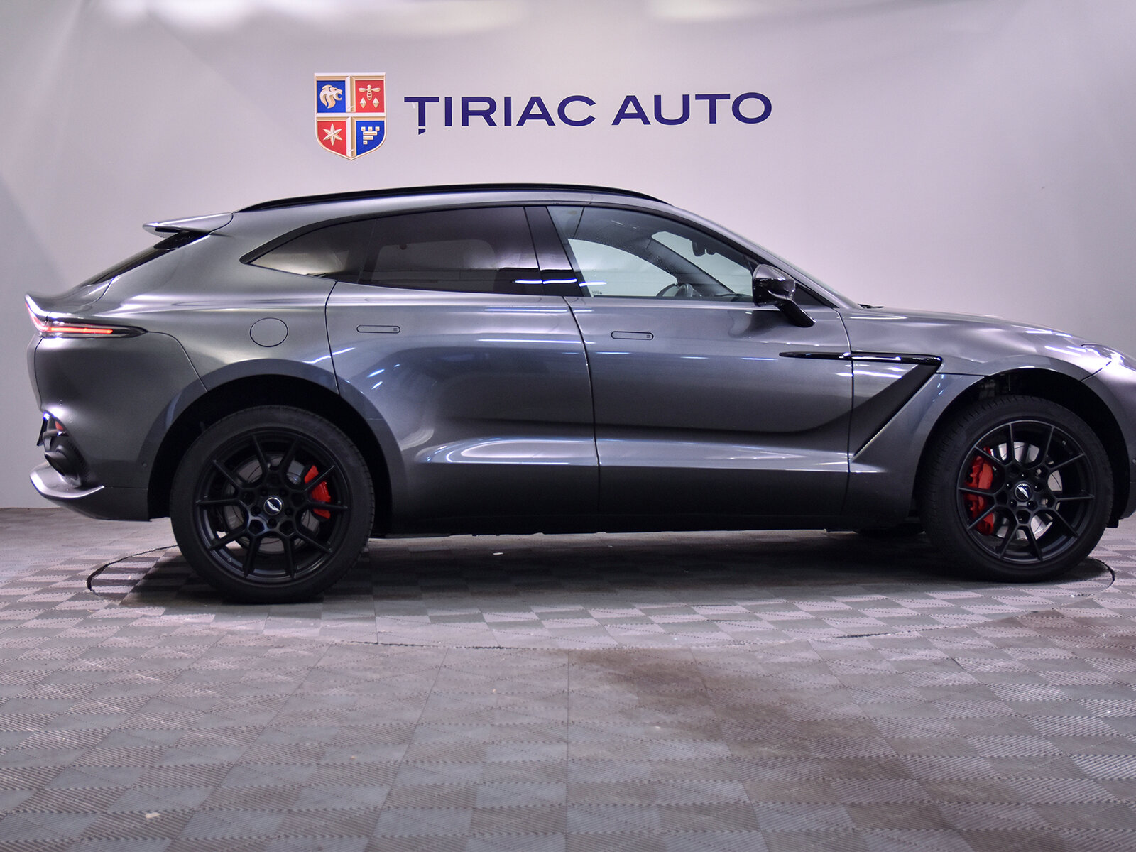 ASTON MARTIN DBX707 4.0 L