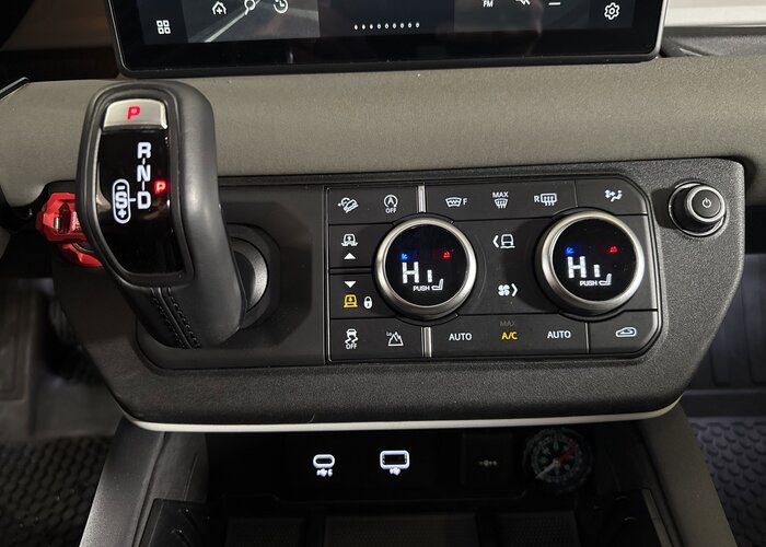 Land Rover Defender 2023 benzină, 69.900 € — imagine 43