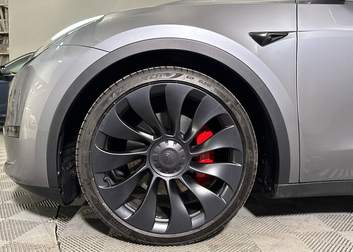 TESLA Model Y 2023 — imagine 32