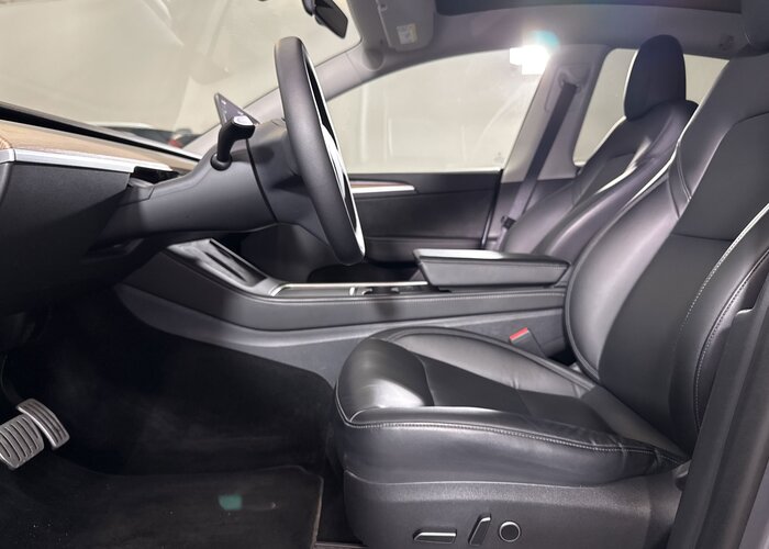 TESLA Model Y 2023 — imagine 40