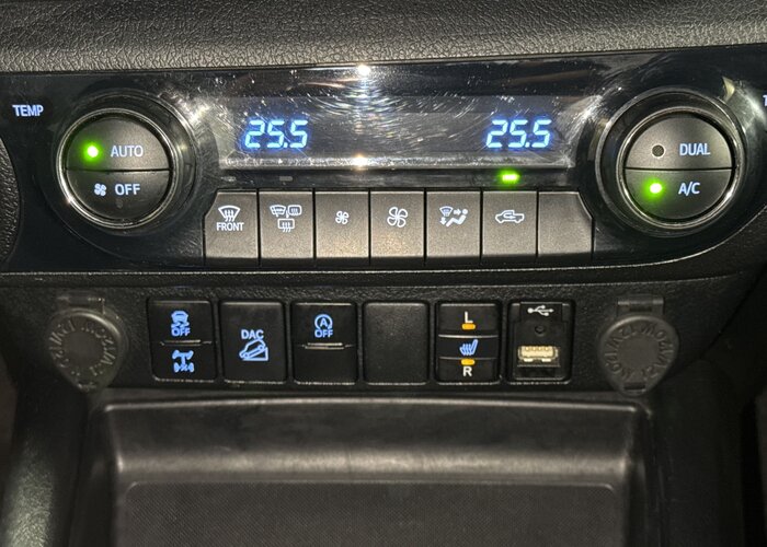 TOYOTA Hilux 2023 — imagine 39